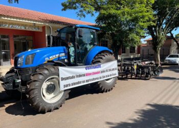 São João do Caiuá recebe trator e implemento  agrícola para fortalecer pequenos produtores