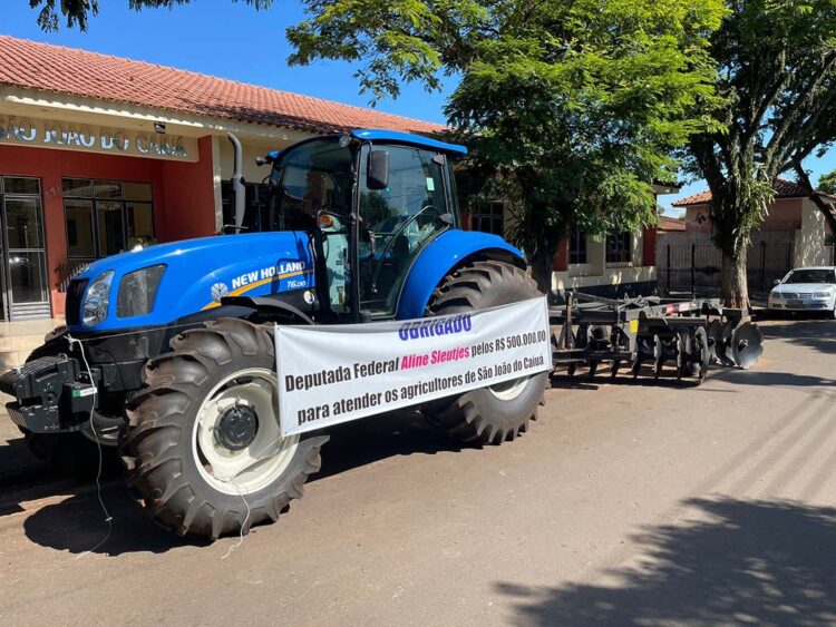 São João do Caiuá recebe trator e implemento  agrícola para fortalecer pequenos produtores