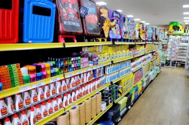 Com orçamento apertado, pais postergam compra de material escolar, diz pesquisa