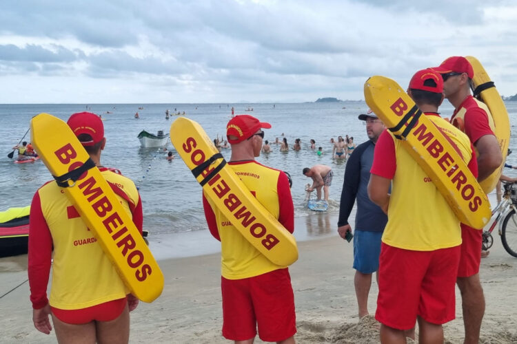 Verão Maior Paraná: bombeiros realizam 66,7 mil ações preventivas e salvam mais de 600 pessoas no mar