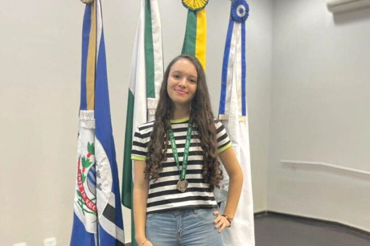 No Norte Pioneiro, aluna da rede estadual ganha bolsa integral para estudar na FGV-Rio