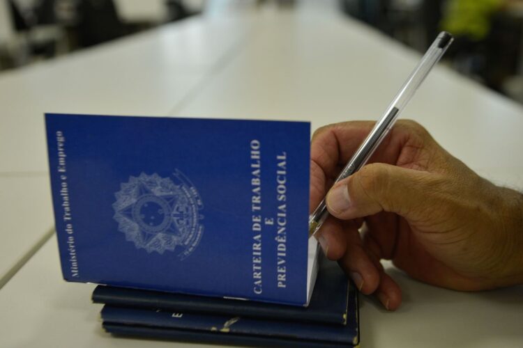 Emprego no setor público bate recorde com impulso de vagas sem carteira