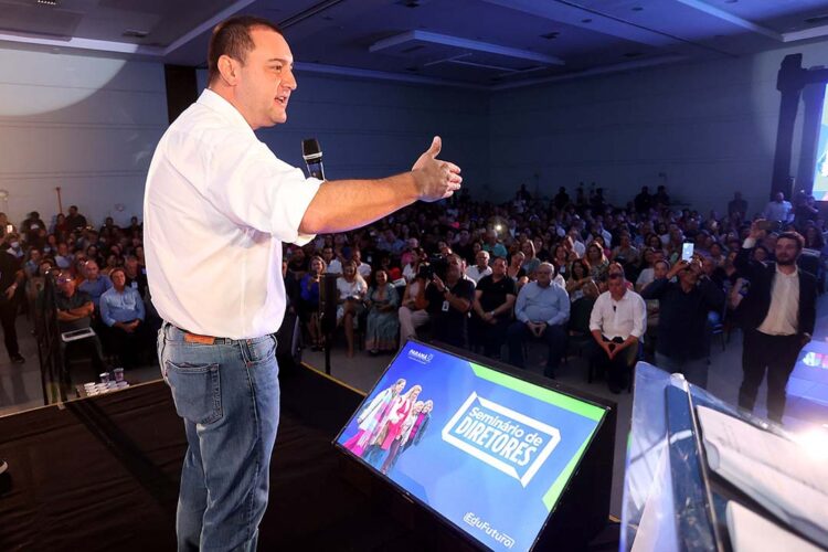 Gratificação a diretores que reduzirem abandono  escolar chegará aos colégios menores