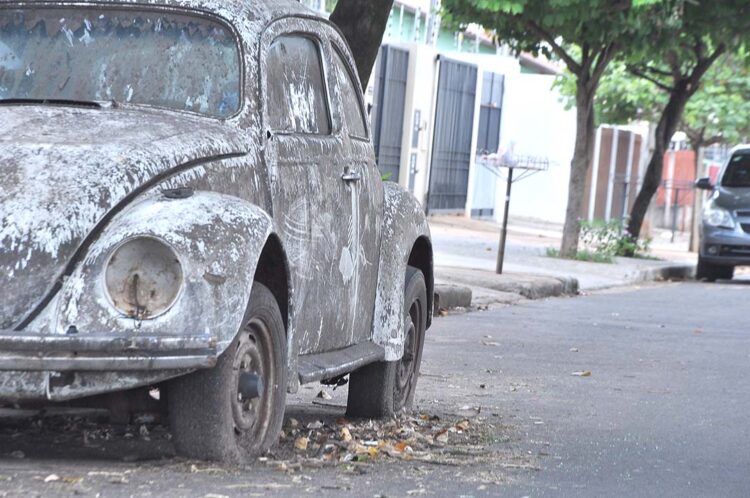 Veículos abandonados em vias públicas motivam  questionamentos de vereador à Prefeitura