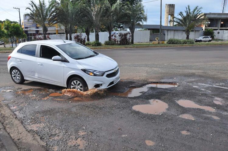 Volume de chuva compromete qualidade do asfalto em Paranavaí, justifica Prefeitura