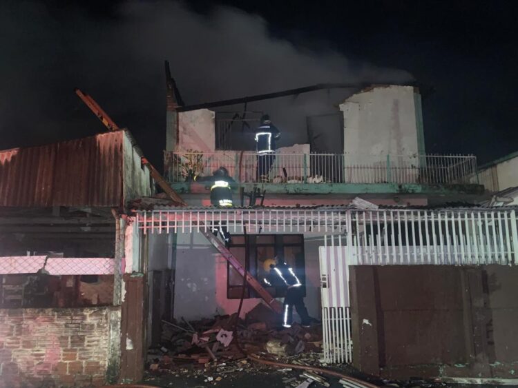 Incêndio destrói casa em Paranavaí; não houve vítimas
