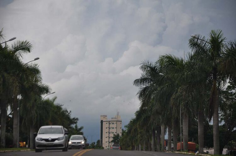 Áreas de instabilidade mantêm tempo nublado e com possibilidades de chuva em Paranavaí