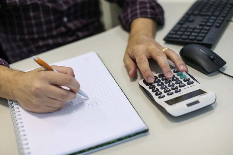 Paranaenses iniciam o ano tão  endividados quanto encerraram 2022