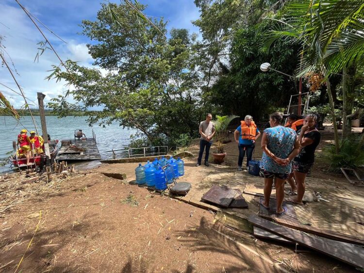 Equipes da Prefeitura de Corpo de  Bombeiros avaliam a situação dos ilhéus