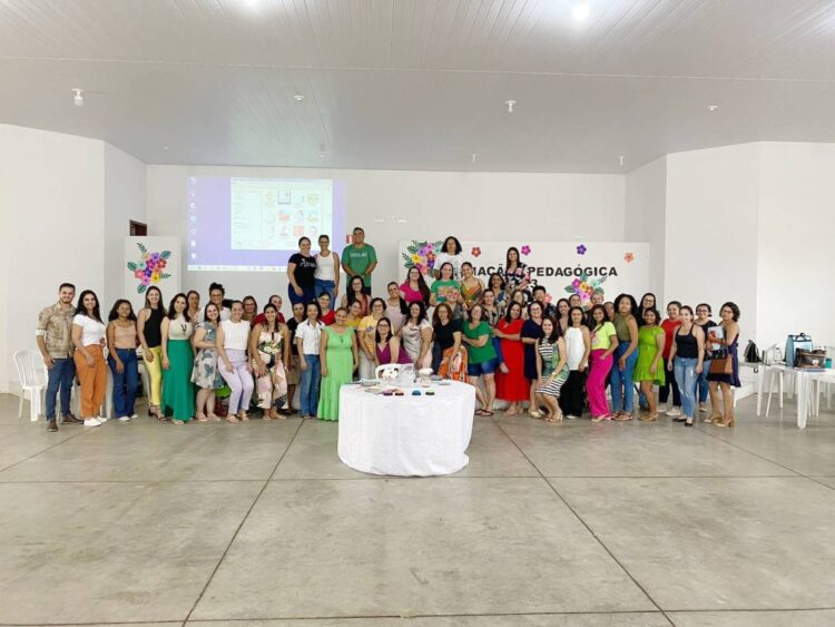 Professores passam por capacitação,  aulas começam segunda-feira