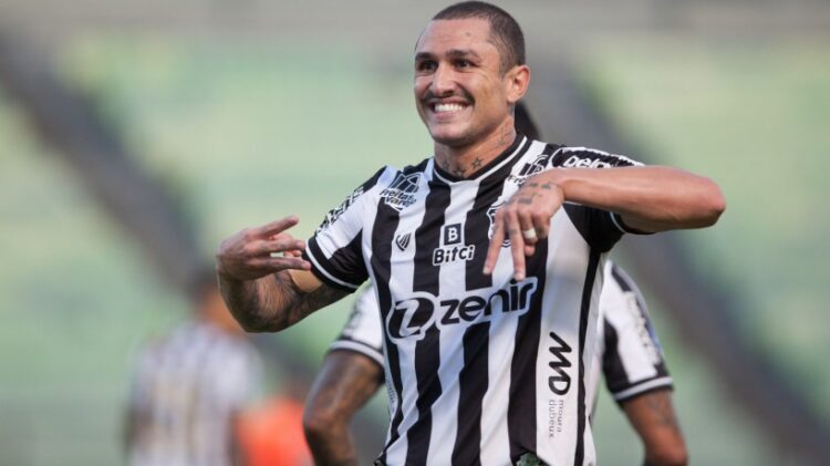 Grêmio encaminha contratação de  Vina, que se despede do Ceará