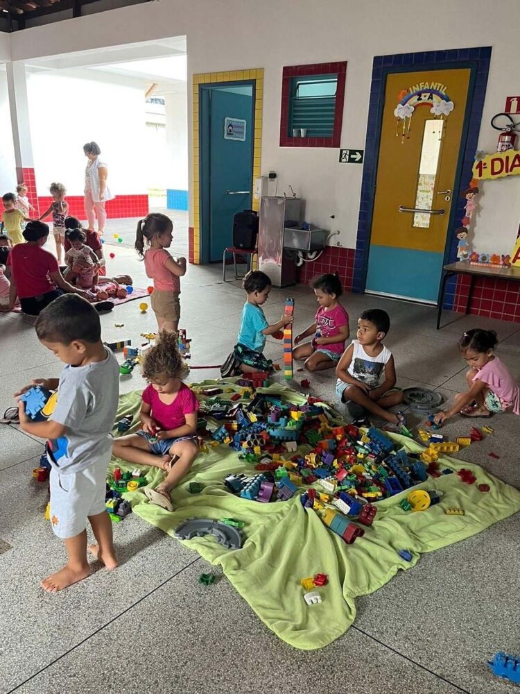 Primeiro dia de aula no município foi de reencontro e para tirar medidas dos uniformes escolares