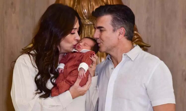 Claudia Raia e Jarbas Homem de Mello deixam a maternidade com o bebê Luca