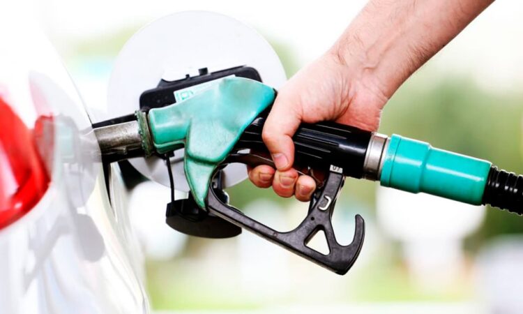 Retomada de tributos federais sobre gasolina e etanol está prevista para março, diz Receita