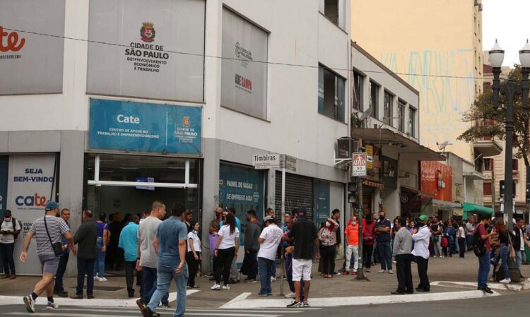 Indicador de tendências do mercado de trabalho cai em janeiro, diz FGV