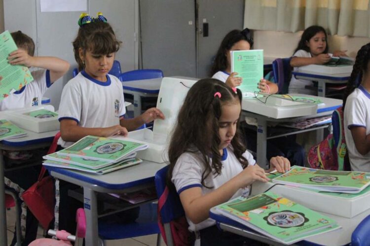 Alunos da rede municipal recebem kits de material escolar complementar