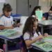Alunos da rede municipal recebem kits de material escolar complementar