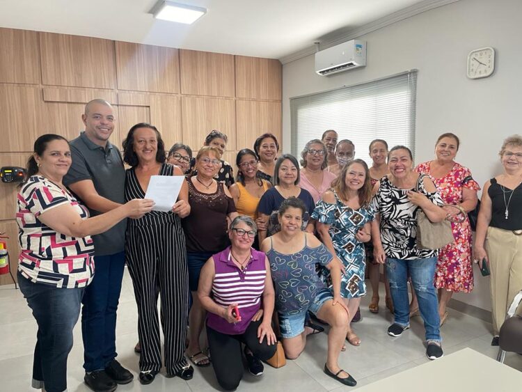 Servidoras municipais aposentadas reivindicam solução para a defasagem salarial