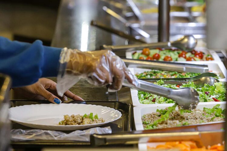 Com 65% do total, setor de serviços liderou a geração de empregos no Paraná em 2022