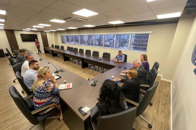 Estado busca parcerias para ampliar acesso dos jovens ao mercado de trabalho