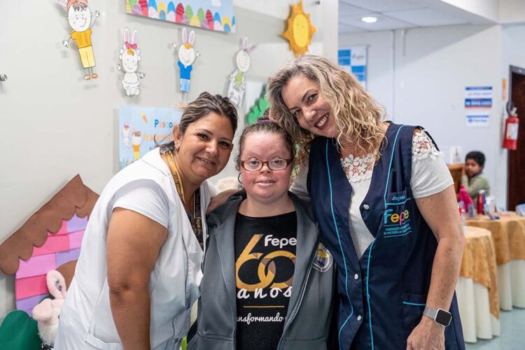 Aluna de 36 anos com Síndrome de Down dá lição de solidariedade em instituição parceira do Estado