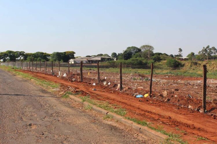 Município proíbe grandes geradoras de resíduos de descartarem materiais no buracão da Vila Operária