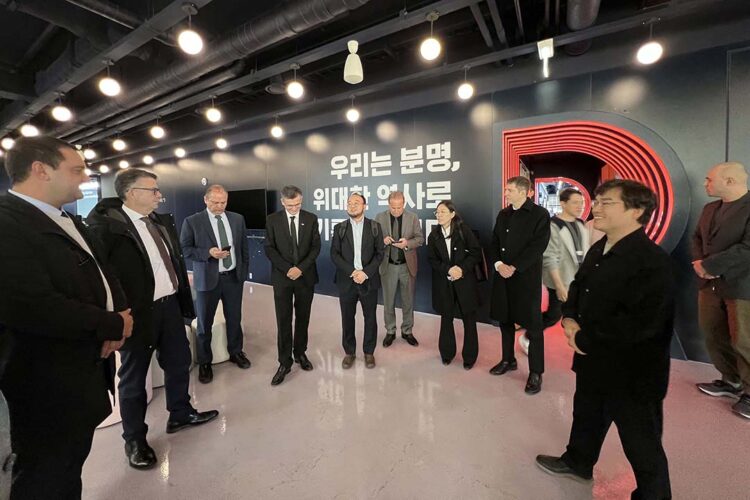 Ratinho Junior conhece tecnologias educacionais da Coreia do Sul, referência na área