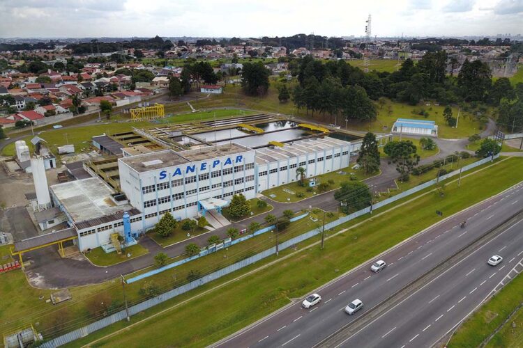 Sem sair de casa, cliente da Sanepar pode pedir serviços e resolver pendências num clique