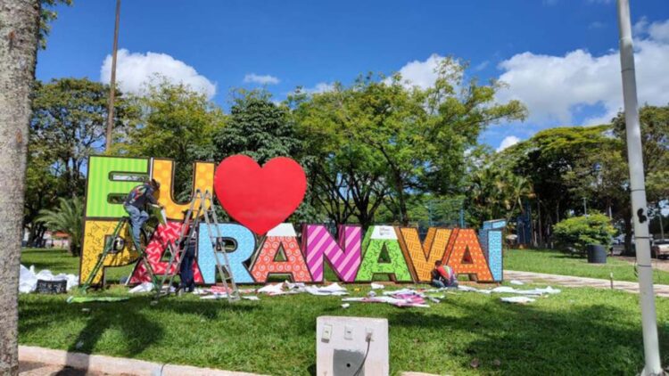 Letreiro “Eu amo Paranavaí” será personalizado em campanhas temáticas durante o ano