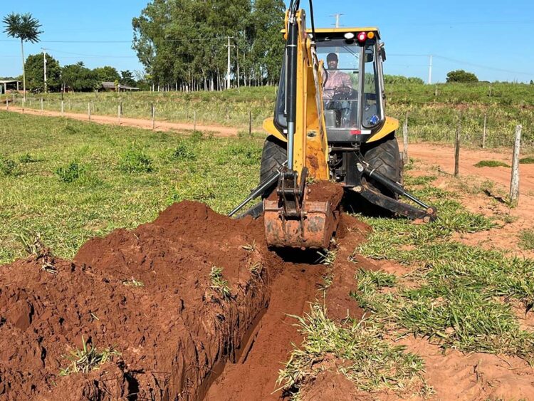 Município realiza ligação de água nos assentamentos