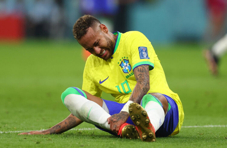 Neymar é o jogador que mais sofreu faltas  no mundo desde sua estreia no PSG