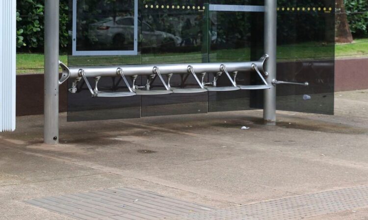 Prefeitura proíbe grandes geradoras de resíduos de descartarem materiais no buracão da Vila Operária