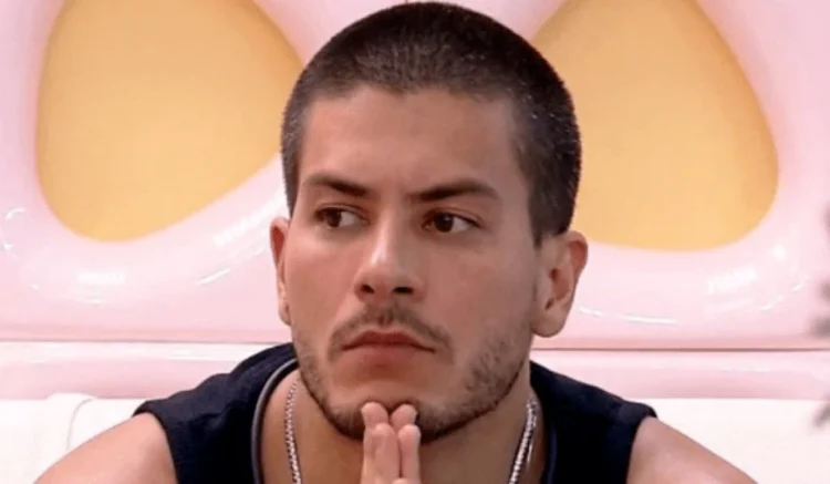 Maíra Cardi posta filha no hospital com namorado; Arthur Aguiar diz não saber de internação