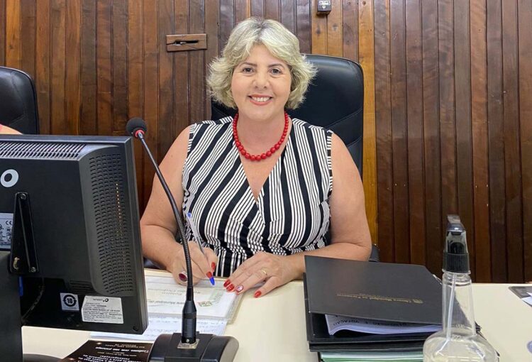 Professora Cida é a primeira mulher a  presidir uma sessão da Câmara de Vereadores
