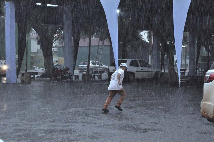 Em pouco mais de uma hora, volume de chuva atinge 50 milímetros em Paranavaí