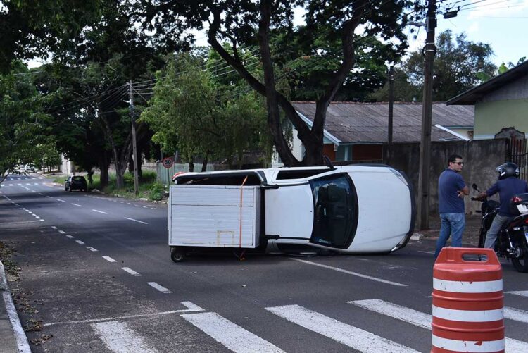 Carro capota após batida no cruzamento da Rua Piauí com a Curitiba