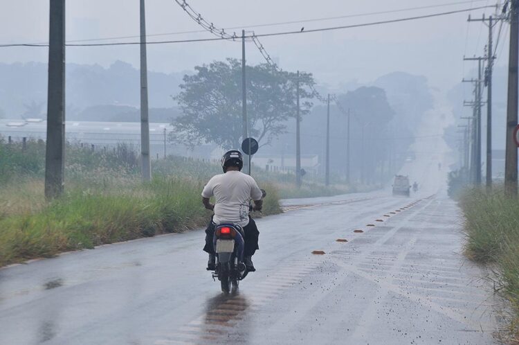 Incêndio ambiental espalha fumaça pelo céu de Paranavaí