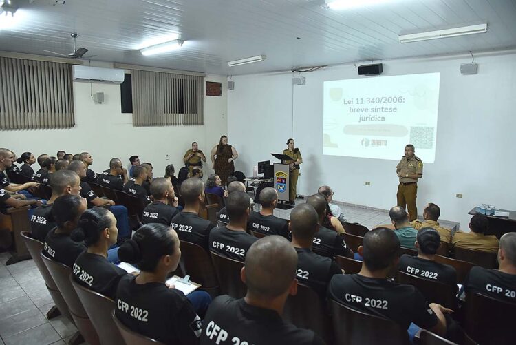 Policiais militares recebem orientações sobre  atendimento a vítimas de violência doméstica