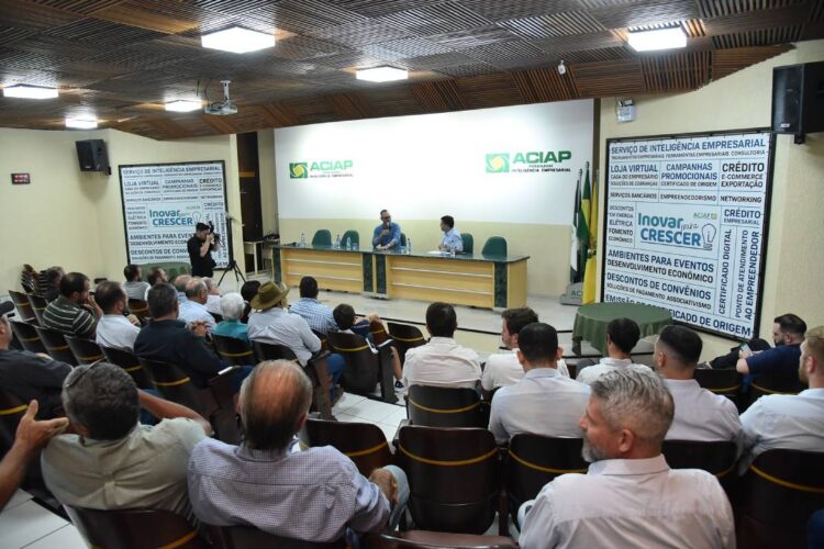 Presidente da comissão, Tião Medeiros  conversa com produtores rurais em Paranavaí