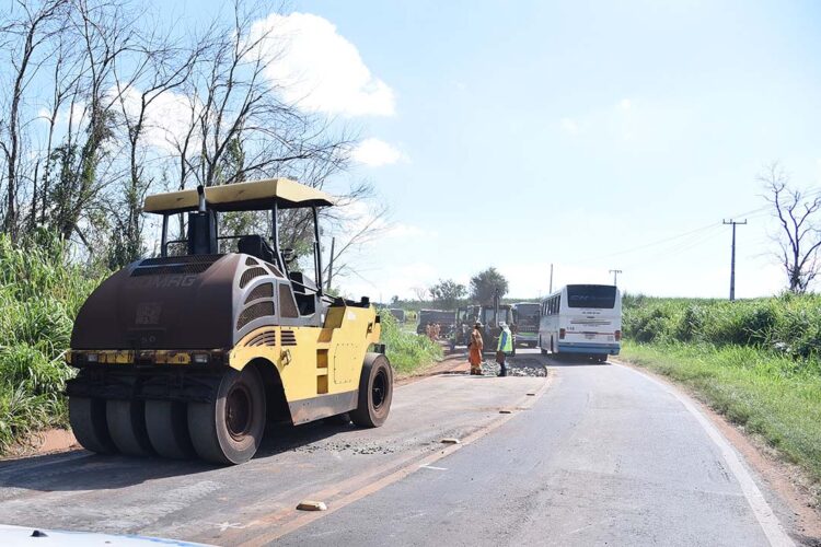 DER-PR começa a recuperação da PR-218  entre Paranavaí e o Distrito de Graciosa