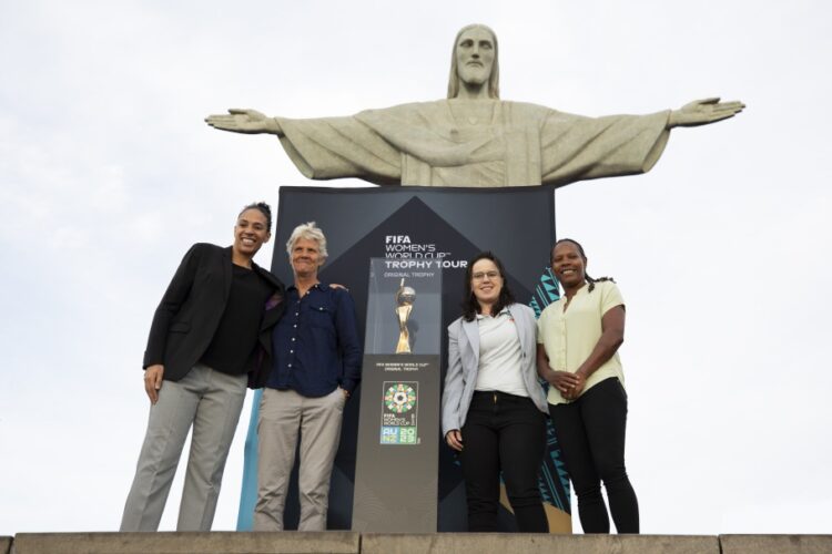 Taça da Copa do Mundo feminina é apresentada no Cristo Redentor