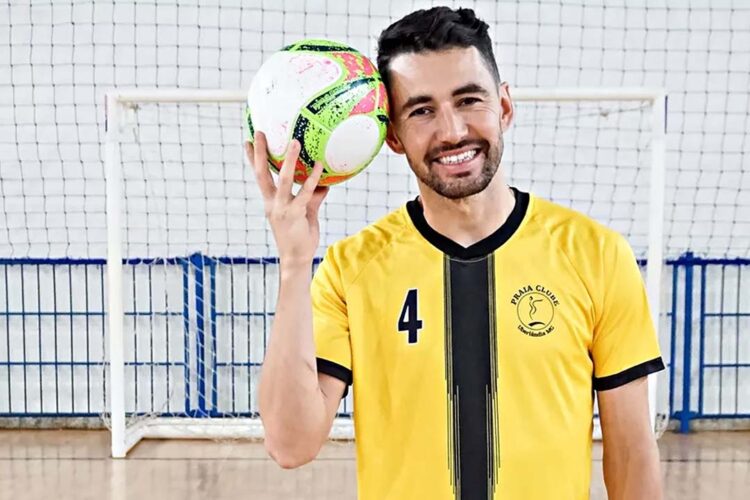 Melhor do mundo em 2012 chora ao antecipar aposentadoria por lesão