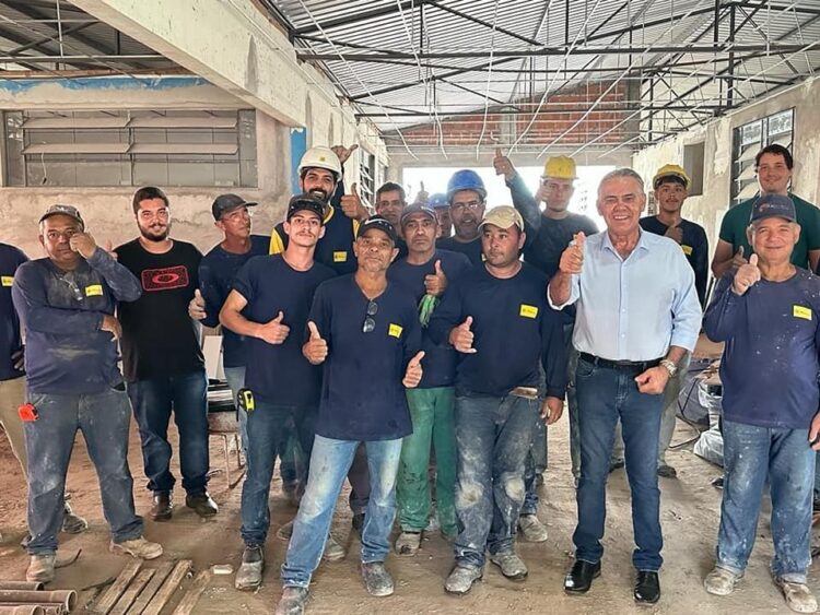 Prefeito acompanha obras de reforma da Escola Maria da Glória D’aviz
