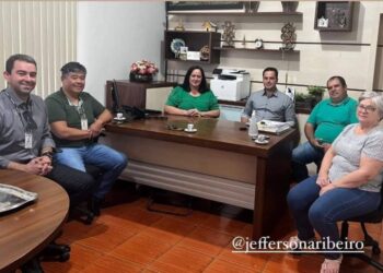 Prefeita Neila e equipe se reúnem  com chefe do escritório da Cohapar