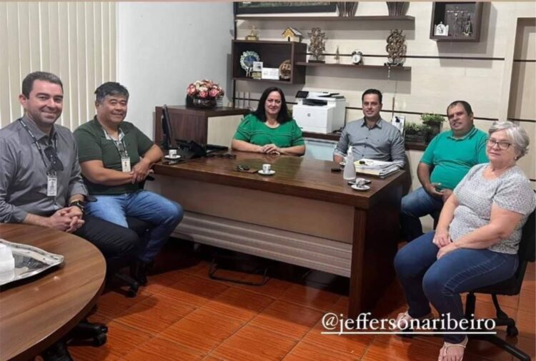 Prefeita Neila e equipe se reúnem  com chefe do escritório da Cohapar
