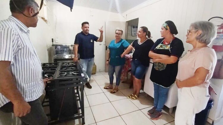 Prefeito Alex Fernandes visita CMEI e acompanha serviços