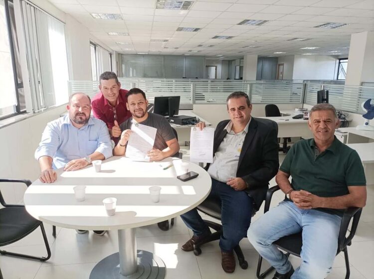 Prefeito Alex Fernandes participa de reunião sobre a pavimentação da PR 218