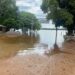 Moradores deixam casas após cheia do Rio Paraná em Querência do Norte