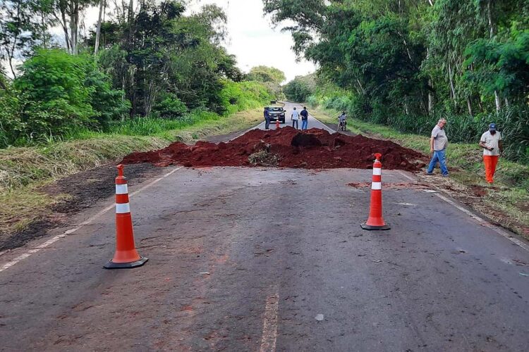 Rodovia em Tamboara é interditada  devido aos danos causados pelas chuvas