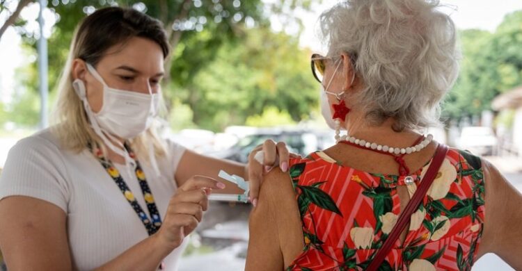 Pessoas maiores de 60 anos já podem tomar  vacina bivalente contra Covid-19 em Paranavaí
